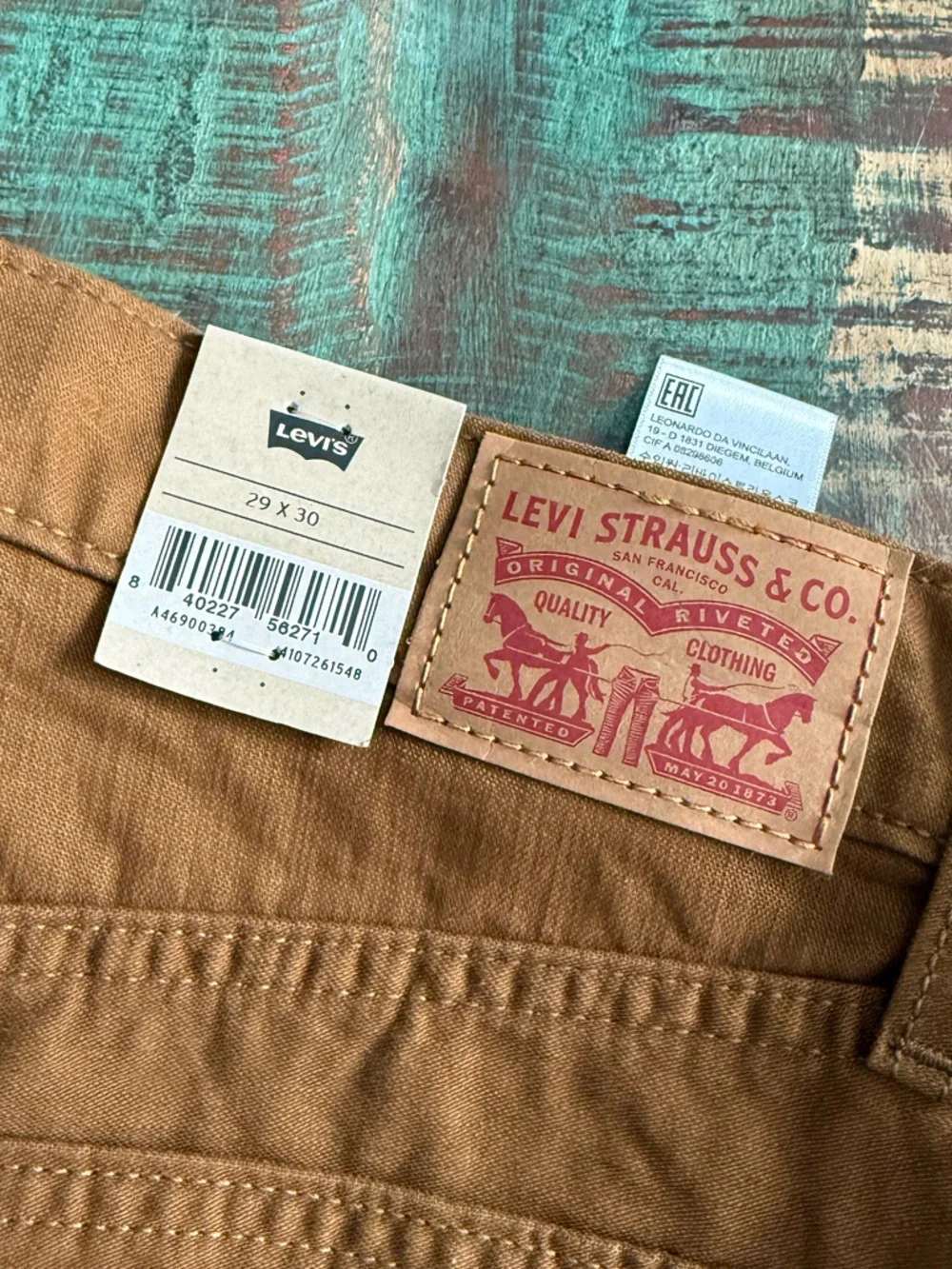 LEVIS MIDDY STRAIGHT NWT